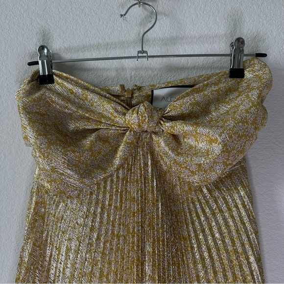Alexis Joya Pleated Strapless Gown Maxi Dress
Metallic Gold Lame Rare SZ S - Picture 4 of 9